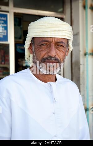 Portrait d'un homme dans l'habillement traditionnel omanais Banque D'Images