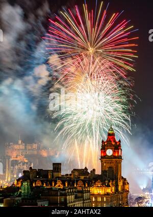 Edinburgh, Ecosse, Royaume-Uni. 31 Dec 2019. D'artifice au-dessus du château d'Édimbourg au début d'Édimbourg célèbre Hogmanay partie Banque D'Images