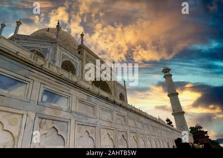 Tir bas du célèbre Taj Mahal situé à Agra. Cela montre la hauteur vertigineuse et conçu de façon complexe en utilisé Banque D'Images