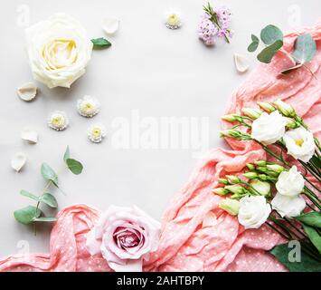 Composition de fleurs. Cadre fait de diverses fleurs et branches d'eucalyptus sur fond blanc. Mise à plat, vue du dessus, copy space Banque D'Images