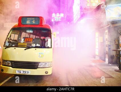 Hong Kong, Chine. 25, décembre 2019. Noël à Hong Kong est marquée par des manifestations et désobéissance civile. Les gaz lacrymogènes à Mongkok. Banque D'Images