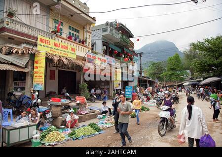 Marché de producteurs sur une rue animée avec beaucoup de trafic dans un environnement local village près de Mai Chau Banque D'Images