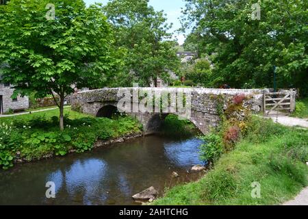 - Pont Viators Milldale. Également connu sous le pont brouette. C'est à l'autre extrémité de la promenade de Dovedale, Peak District, Derbyshire, Royaume-Uni Banque D'Images