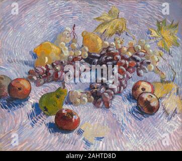 Vincent van Gogh. Les raisins, citrons, poires et pommes. 1887. Aux Pays-Bas. Huile sur toile c'est l'un d'un groupe de toiles avec des fruits de saison que Vincent van Gogh peint en l'automne de 1887. Dans ces œuvres, il a simplifié sa palette, à l'emploi des couleurs plus vibrantes, et utilisé une plus large application de peinture plus épaisse, qu'il ne l'avait plus tôt. Ici, il explore l'utilisation de couleurs complémentaires-jaune et violet, bleu et orange et rouge et vert-au service de l'intensité chromatique. L'effet de ces contrastes de couleurs est renforcée par le type de pinceau qui définit la table Banque D'Images