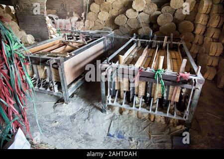 Machine de séchage de baguettes en bambou en usine. Vietnam, Province De Hoa Binh, Mai Chau Banque D'Images