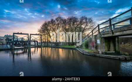 L'entrée historique à Anderton Boat Lift au crépuscule. Banque D'Images