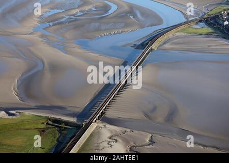 Vue aérienne du viaduc ferroviaire sur la rivière de l'estuaire de Kent à Arnside en Cumbria, UK Banque D'Images