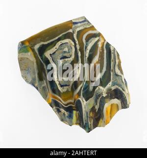 Ancienne cité romaine. Fragment de bol. 100 BC-AD 100. L'Empire romain. Mosaïque de verre en verre, technique il y a eu une forte demande de verre colorés qui pourraient éblouir les invités du banquet aux côtés du cher l'argent et l'or au service de marchandises destinées à impressionner. Plusieurs de ces fragments auraient une fois fait partie de la mosaïque des bols. Chacun de ces exemples a été faite par l'affaissement du verre en fusion dans des moules en forme de bol. La mosaïque technique utilisée sur plusieurs de ces fragments est similaire à millefiori, "mille fleurs" en italien, une méthode moderne en verre de décisions dans lesquelles de petites baguettes de verre de couleur sont regroupés, enveloppé dans une fic Banque D'Images