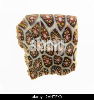 Ancienne cité romaine. Fragment d'une tasse. 100 BC-AD 100. L'Italie. Mosaïque de verre, technique de verre Banque D'Images