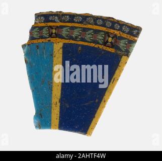 Egypte antique. Fragment d'une jaquette (peut-être partie d'un collier). 100 BC-AD 100. Région méditerranéenne. Une technique de mosaïque de verre, verre de la mosaïque a été faite de faisceaux de tiges en verre de couleur qui ont été présentées sous forme d'un schéma puis fusionné avec chaleur dans une canne solide. La canne était réchauffé et étiré pour faire un plus petit modèle compact. De nombreuses pièces presque identiques pourraient être réduits à partir d'une seule canne et alors disposé en incrustations. Le fragment avec une double rangée de fleurs minuscules sur son bord pourraient avoir fait partie d'une marqueterie représentant un large collier porté par un roi ou un dieu. Banque D'Images