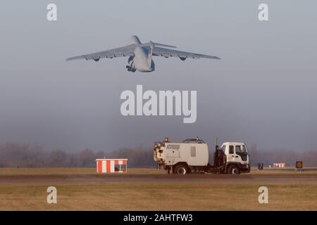US Air Force Reserve C-5M Super Galaxy RAF Mildenhall au départ par un beau matin. Banque D'Images