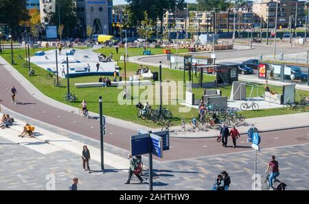 Vue aérienne de la formation des personnes non identifiées, à l'urban sports installations dans un parc nouvellement construit à la Jaarbeursplein. Utrecht, Pays-Bas. Banque D'Images