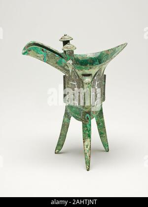 Goblet. 1600-1050 av. J.-C.-B. La Chine. Ce navire de bronze, avec un bec verseur soigneusement équilibré et a souligné, rim a probablement été utilisé pour chauffer et versez le vin à l'occasion des cérémonies du culte des ancêtres. Le deuxième caractère de l'inscription, montrant quatre empreintes de pas autour d'un square, a été lue par des chercheurs comme un nom de famille. Banque D'Images
