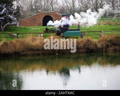 Sheerness, Kent, UK. 1er janvier 2020. L'ingénierie et le modèle Miniature Sheppey Society a organisé un jour de l'an s'exécuter sur leur piste à Barton's Point, Sheerness, Kent aujourd'hui. Credit : James Bell/Alamy Live News Banque D'Images