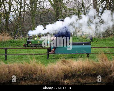 Sheerness, Kent, UK. 1er janvier 2020. L'ingénierie et le modèle Miniature Sheppey Society a organisé un jour de l'an s'exécuter sur leur piste à Barton's Point, Sheerness, Kent aujourd'hui. Credit : James Bell/Alamy Live News Banque D'Images