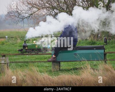 Sheerness, Kent, UK. 1er janvier 2020. L'ingénierie et le modèle Miniature Sheppey Society a organisé un jour de l'an s'exécuter sur leur piste à Barton's Point, Sheerness, Kent aujourd'hui. Credit : James Bell/Alamy Live News Banque D'Images