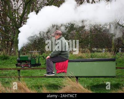 Sheerness, Kent, UK. 1er janvier 2020. L'ingénierie et le modèle Miniature Sheppey Society a organisé un jour de l'an s'exécuter sur leur piste à Barton's Point, Sheerness, Kent aujourd'hui. Credit : James Bell/Alamy Live News Banque D'Images