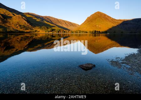 Fleetwith Pike reflète dans la hure, Lake District Banque D'Images