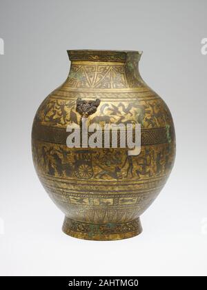 Jar (Hu). 206 BC-AD 220. La Chine. Avec Bronze incisé décoration doré Banque D'Images