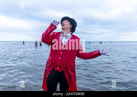 Edinburgh, Royaume-Uni. 01 janvier, 2020 Photo : nouvelle année revelers prendre un jour du Nouvel An traditionnel en rejoignant la rivière Forth à la plage de Portobello près d'Édimbourg. Credit : Riche de Dyson/Alamy Live News Banque D'Images