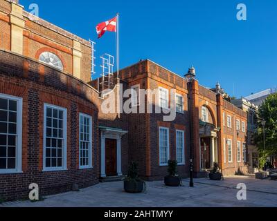 LONDRES, Royaume-Uni - 27 SEPTEMBRE 2018 : l'église du Prieuré de l'ordre de Saint-Jean et la place Saint-Jean, Islington Banque D'Images