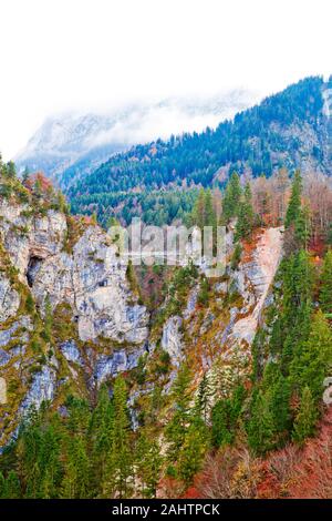 Pont enjambant le Marienbrucke Pollat sur une gorge spectaculaire cascade, près de château de Neuschwanstein à Schwangau, Füssen, Allemagne. Banque D'Images