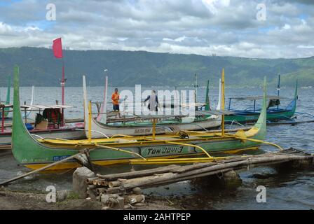 Bateaux traditionnels Bangka ancrés sur la rive du lac Taal sur l'île volcan Taal, Talisay, province de Batangas, Philippines. Banque D'Images