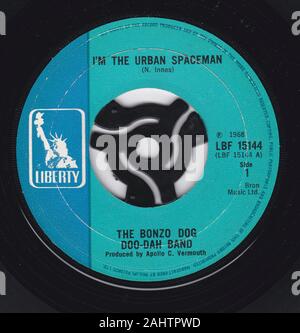 Le single de 1968 'je suis l'Urban Spaceman' par le BONZO DOG Band Do-Dah rédigé par Neil Innes. Producteur Apollo C.Vermouth était vraiment Paul McCartney Banque D'Images