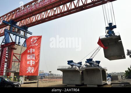 (200101) -- Dhaka, le 1 er janvier 2020 (Xinhua) -- La voie surélevée de caisson de Padma Bridge Rail Link Projet est installé à Keraniganj à la périphérie de capitale Dhaka, Bangladesh, le 31 décembre 2019. Environ deux mois dans le lancement d'un projet reliant la capitale, Dhaka, la gare centrale de Kamalapur avec un district ouest du Bangladesh, les ingénieurs chinois le mardi installé avec succès la première poutre caisson de la plus longue voie surélevée. Les 17 km en viaduc est une partie de la Chine-financé Padma Bridge Link Project qui Premier Ministre du Bangladesh Sheikh Hasina Banque D'Images