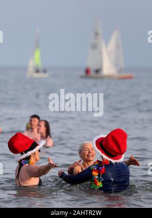 Les nageurs souhaiter une bonne année qu'ils prennent part à l'assemblée le jour de l'an charité nager sur le front de mer de Bray Co. Wicklow. Banque D'Images