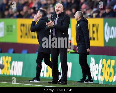 Burnley manager Sean Dyche indique à ses joueurs au cours de la Premier League match à Turf Moor, Burnley. Banque D'Images