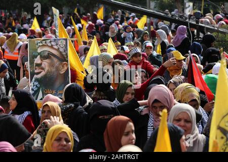 31 décembre 2019, la ville de Gaza, bande de Gaza, territoire palestinien occupé : partisans palestiniens du mouvement Fatah prendre part au cours d'un rassemblement à Gaza le 01 janvier 2020, marquant le 55e anniversaire de la création du parti politique (crédit Image : © Ashraf Amra/APA des images à l'aide de Zuma sur le fil) Banque D'Images