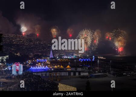 Nouvel An magnifique feu d'artifice à Funchal, Madère, Portugal. Banque D'Images