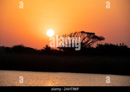 Coucher de soleil sur le lac St Lucia, parc iSimangaliso Wetland Park, Afrique du Sud Banque D'Images