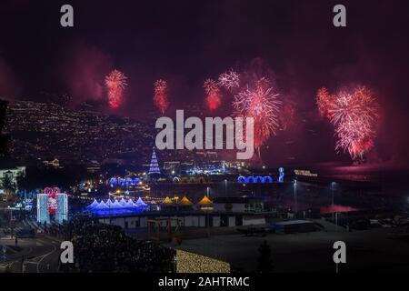 Nouvel An magnifique feu d'artifice à Funchal, Madère, Portugal. Banque D'Images