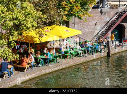 Vue de l'Oudegracht (Vieux canal) et Stadhuisbrug encombrée de touristes aux terrasses sur les quais. Utrecht, Pays-Bas. Banque D'Images