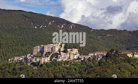 Vue sur le pays de Rocca Sinibalda et son château, de Rieti, Latium, Italie Banque D'Images