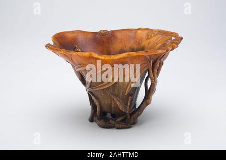 Tasse sous la forme d'une feuille de lotus, avec de l'eau mauvaises herbes et graminées entre les tiges et boutons de Lotus. De 1600 à 1799. La Chine. La corne de rhinocéros Banque D'Images