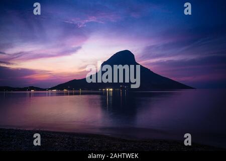 Coucher du soleil sur la mer Egée à l'île de Telendos. Kalymnos, Grèce Banque D'Images