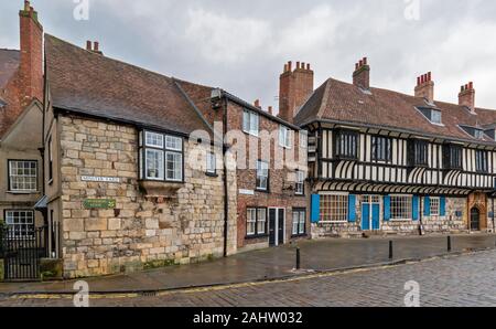 YORK ANGLETERRE VIEUX BÂTIMENT À MINSTER YARD ET LA RUE COLLEGE ET CADRE EN BOIS ST WILLIAMS COLLEGE Banque D'Images