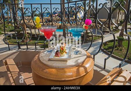 Deux cocktails et canapés sur table de balcon à l'hôtel tropical resort de luxe avec vue sur piscine Banque D'Images