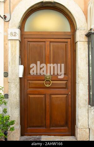 La porte de l'italien. Italienne en bois porte dans centre historique de la ville de Taormina Banque D'Images