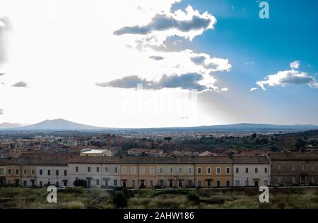 Paysage du Belvedere San Leucio, résidence Bourbon et soie usine près de Caserta Italie . Au premier plan les travailleurs à la maison. Banque D'Images