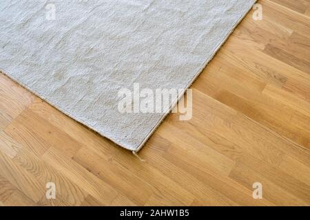 Close up de tapis froissé sur plancher plancher en bois. Banque D'Images