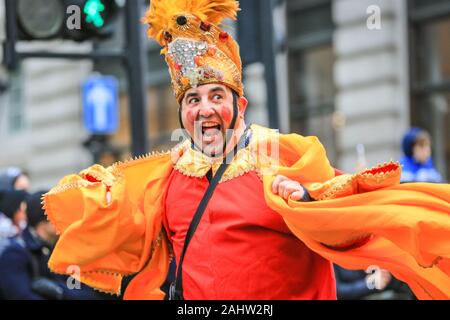 Le centre de Londres, le 1er janvier 2020. Anneaux de Londres en 2020 avec le rapport annuel 'London's New Year's Day Parade", plus connu par les Londoniens affectueusement comme LNYDP, et ses performances spectaculaires le long d'une route à travers le centre de Londres. Credit : Imageplotter/Alamy Live News Crédit : Imageplotter/Alamy Live News Banque D'Images