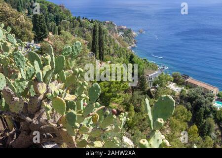 Vue sur les montagnes et la mer de Taormina Sicile Banque D'Images