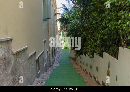 Rue étroite raide italien dans le centre de Taormina, Sicile Banque D'Images