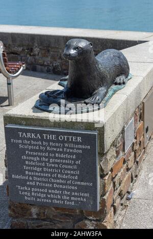 Tarka La Loutre' 'sculpture sur de la rivière Torridge, Bideford, Devon, Angleterre, Royaume-Uni Banque D'Images