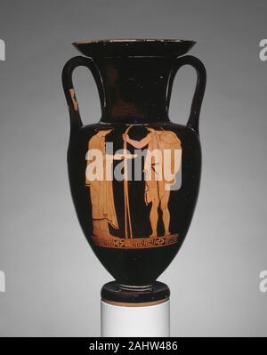 Le grec ancien. L'Amphora (Pot de rangement). 455-445 av. J.-C.-B. Nola. sols en terre cuite, décoré dans la red-figure technique ce vase a une forme distincte caractérisée par un corps ovoïde allongé sur un disque épais pied, un décalage à la torche du cou, une lèvre inversée avec rainures pour un couvercle, et les poignées qui s'élèvent sur l'épaule et la courbe en dessous de la hauteur de la bouche pour rejoindre le cou. Le type s'appelle une amphore Nolan, après Nola, Italie, le site où les premiers exemples de cette forme ont été découvert et que cet exemple a également été trouvé. Elle contenait probablement le vin, olives, ou l'huile. Nolan amphores sont petites, usua Banque D'Images