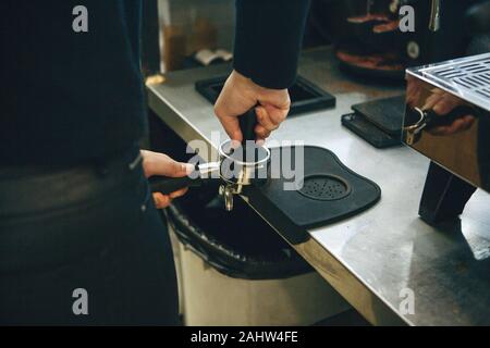 Café Barista appuie sur l'utilisation. Vue rapprochée sur les mains avec portafilter Banque D'Images